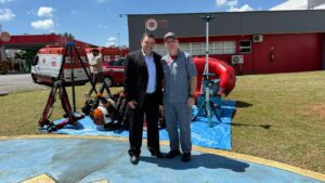 Boas notícias para Aparecida. Estivemos no Palácio dos Bandeirantes, ao lado do prefeito Zé Louquinho, e saímos de lá com uma conquista importante para a cidade: em breve, Aparecida terá, sim, um caminhão-pipa, e o melhor, de 12 mil litros. Também participaram da reunião o Cel. Monteiro, secretário da Casa Militar e coordenador estadual de Proteção e Defesa Civil, o Tenente-Coronel Baruffaldi, diretor do Departamento Estadual de Proteção e Defesa Civil, o Capitão Mateus, Marco Antônio de Oliveira, secretário de Segurança e Trânsito de Aparecida, e Tiago Baracho, assessor de Segurança Pública e Trânsito.