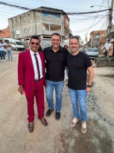 Assinada a ordem de serviço para obras de infraestrutura no bairro Piratininga II, em Itaquaquecetuba. O investimento de mais de R$ 3 milhões vai garantir drenagem, guias, sarjetas e pavimentação, levando mais qualidade de vida para os moradores. A obra tem previsão de conclusão em 8 meses e representa mais um avanço importante para a cidade.