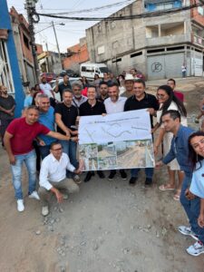 Assinada a ordem de serviço para obras de infraestrutura no bairro Piratininga II, em Itaquaquecetuba. O investimento de mais de R$ 3 milhões vai garantir drenagem, guias, sarjetas e pavimentação, levando mais qualidade de vida para os moradores. A obra tem previsão de conclusão em 8 meses e representa mais um avanço importante para a cidade.
